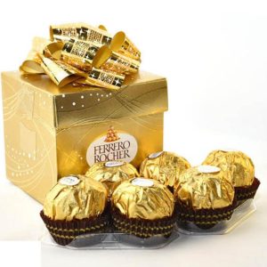 קופסת מתנה זהובה עם שוקולד פררו רושה עטוף בנייר זהב.