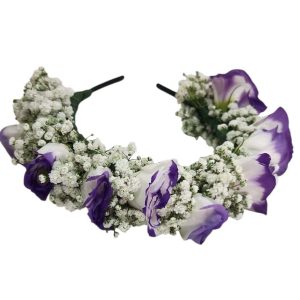 כתר פרחים לבן וסגול עם פרחי גיבסנית קטנים, מונח על רקע לבן.