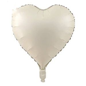 בלון לבן בצורת לב, עם פייה קטנה בתחתיתו, מרחף על רקע לבן.