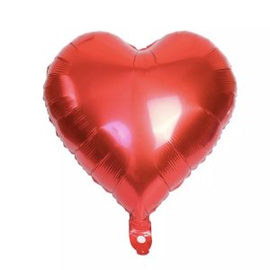 בלון אדום מבריק בצורת לב, על רקע לבן.