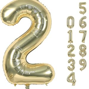 בתמונה מוצג בלון גדול בצורת הספרה 2 בצבע זהב, ולידו שורה של בלונים נוספים בצורת ספרות מ-0 עד 9, גם הם בצבע זהב.