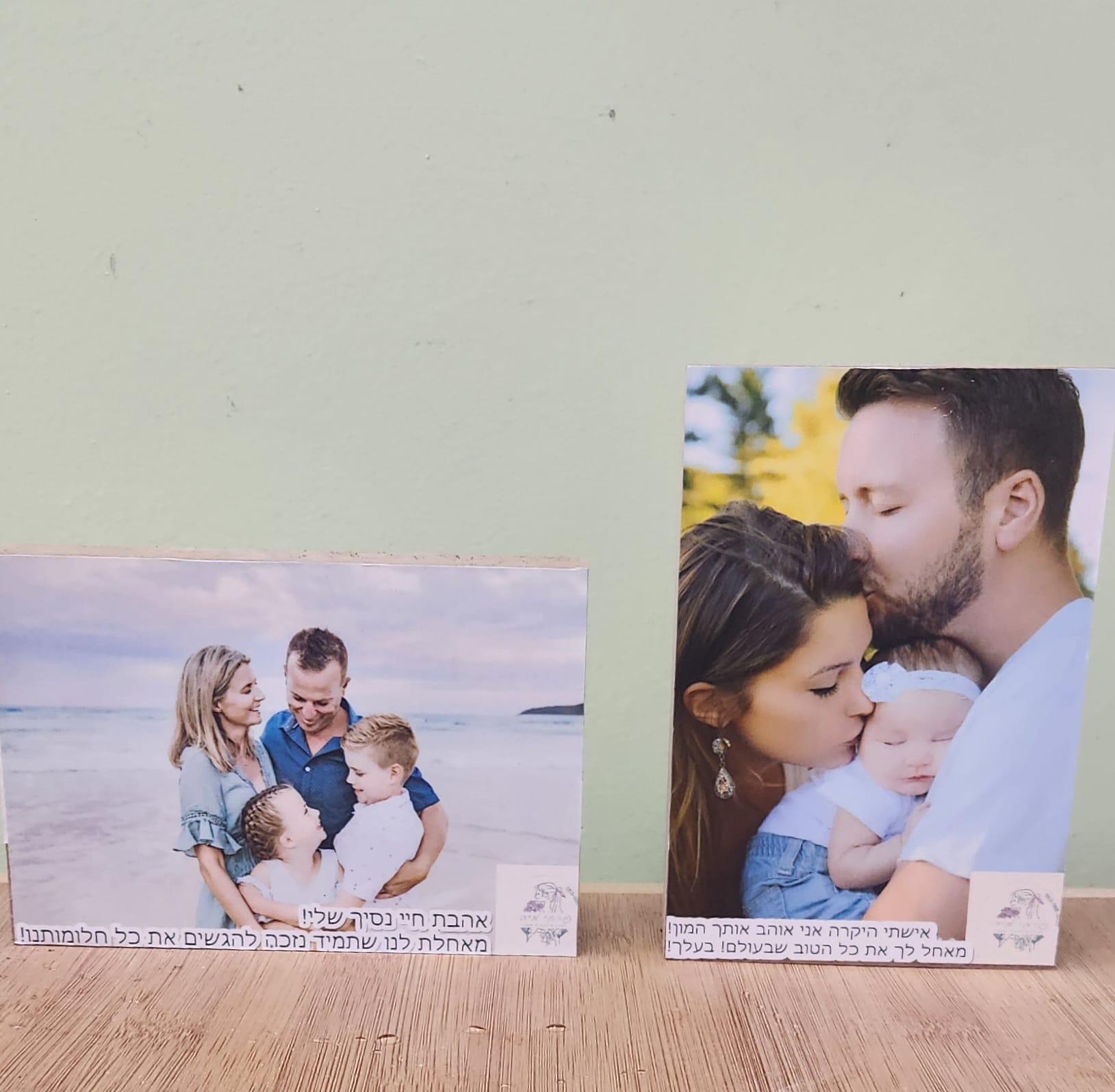 שתי תמונות משפחתיות מודפסות על עץ: אחת של משפחה על חוף הים, והשנייה של זוג מנשק תינוקת.