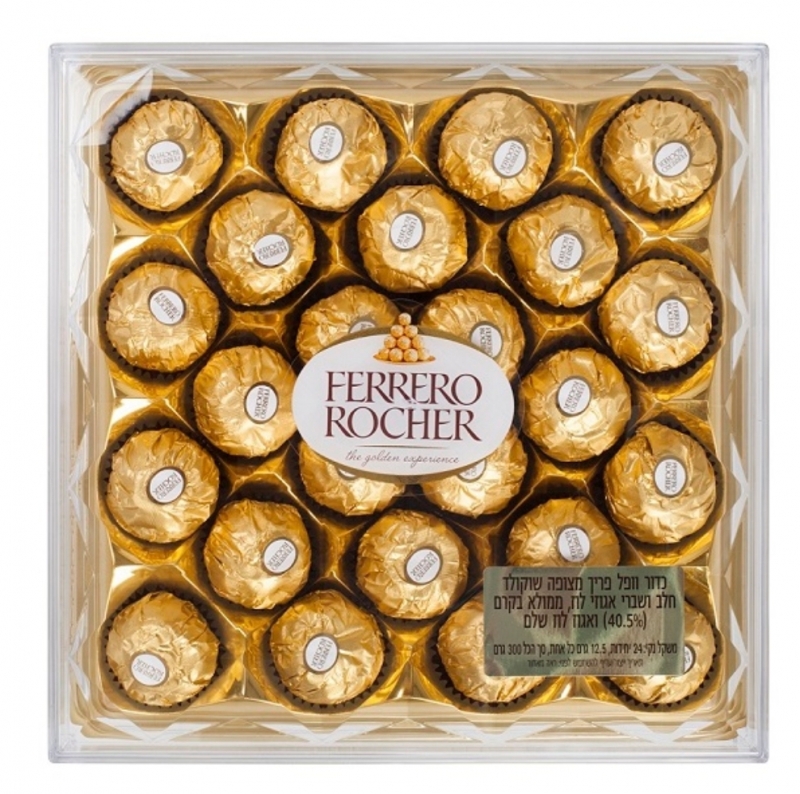 קופסת שוקולדים "Ferrero Rocher" עגולים ועטופים בנייר זהב, מסודרים בשורות.