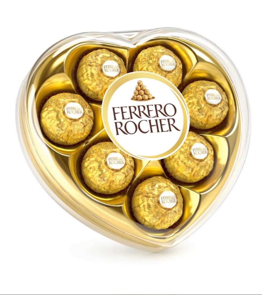 אריזת לב בצורת לב שקופה המכילה שוקולד פררו רושה.