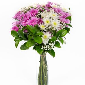 זֵר פרחים ורודים ולבנים בכלי זכוכית שקוף על רקע לבן.