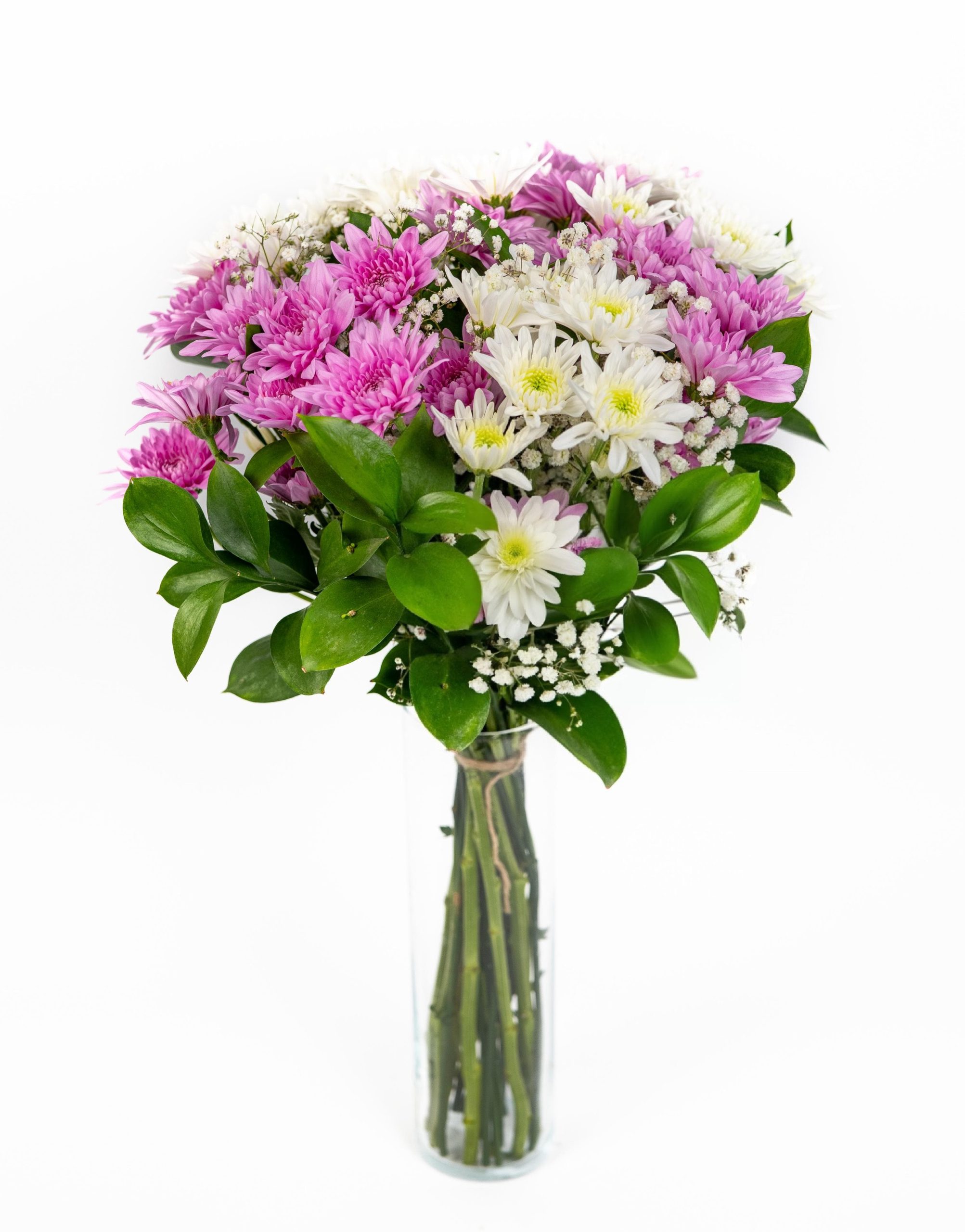 זֵר פרחים ורודים ולבנים בכלי זכוכית שקוף על רקע לבן.