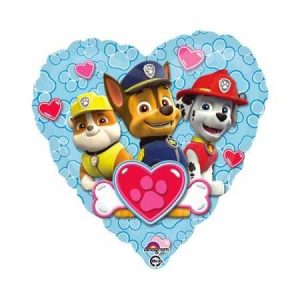 בלון בצורת לב כחול עם טביעות רגליים, ועליו שלושה גורי כלבים מסדרת "מפרץ ההרפתקאות" עם כובעים, ולב אדום עם