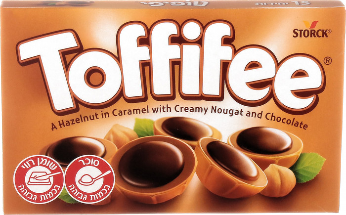 אריזת טופי־פי, ממתקים עגולים מצופים שוקולד, עם אגוז לוז בקרמל ונוגט.