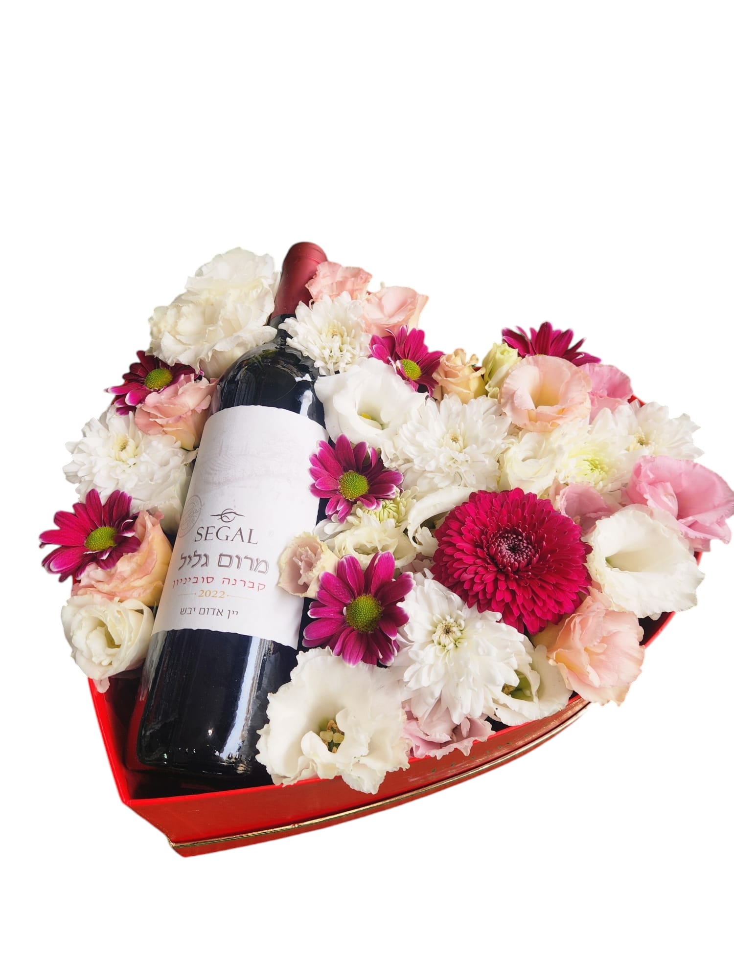 בקופסה אדומה בצורת לב יש בקבוק יין אדום מוקף בפרחים לבנים, ורודים וסגולים.