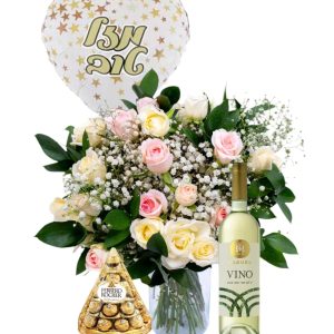 ספיישל גולד דיי: זר מפואר של 15 ורדים, בלון לב מודפס 'מזל טוב', בקבוק יין משובח ושוקולד פירמידת פררו רושה – מתנה מושלמת לאירועים חגיגיים