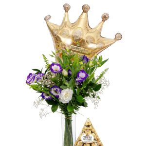 זר ליזיאנטוס מרהיב ביופיו, שוקולד פירמידת פררו רושה מפנק ובלון כתר 18 אינץ' יוקרתי. מתנה מושלמת ומלאת סטייל שתשמח כל אחד לכל אירוע