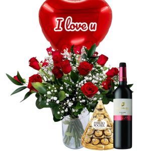 ספיישל רד לאב: זר יוקרתי של 15 ורדים, בלון לב מודפס I LOVE YOU, בקבוק יין משובח ושוקולד פירמידת פררו רושה – מתנה רומנטית מושלמת.