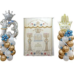 תמונה של קישוטים למסיבת בר מצווה: בלון בצורת המספר 13 עם כתר, פרוכת רקום עם מנורות, ובלון בצורת חמסה עם הכיתוב