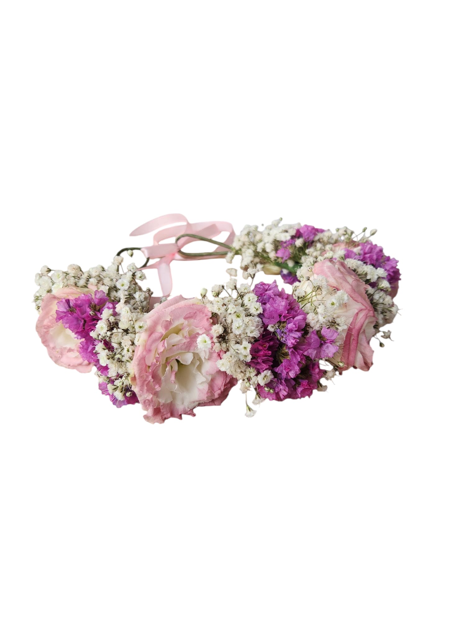 זר פרחים לראש, עשוי מפרחים ורודים, סגולים ולבנים קטנים, עם סרט ורוד לקשירה.