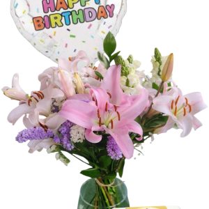 זֵר שושנים ורודות, בלון בצורת לב עם הכיתוב "יום הולדת שמח", וקופסת פררו רושה.