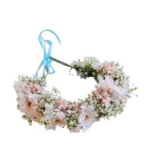 זֶר פרחים עגול בצבעים לבן וורוד בהיר, קשור בסרט כחול בהיר.