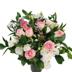 זר פרחים באגרטל, עם ורדים ופרחים לבנים, ועלי ירק ירוקים.