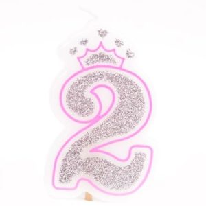 נר בצורת הספרה 2, מכוסה נצנצים כסופים וממוסגר בוורוד, עם כתר קטן בראשו.