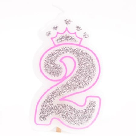 נר בצורת הספרה 2, מכוסה נצנצים כסופים וממוסגר בוורוד, עם כתר קטן בראשו.