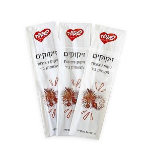שלוש שקיות לבנות של זיקוקים ניצוצות, עם הדפס של זיקוקים וכתובת "זיקוקים ניצוצות המוחזק ביד".