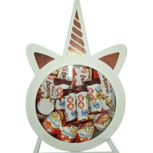 קופסת מתנה בצורת חד קרן לבנה, מלאה בחטיפי שוקולד קינדר.