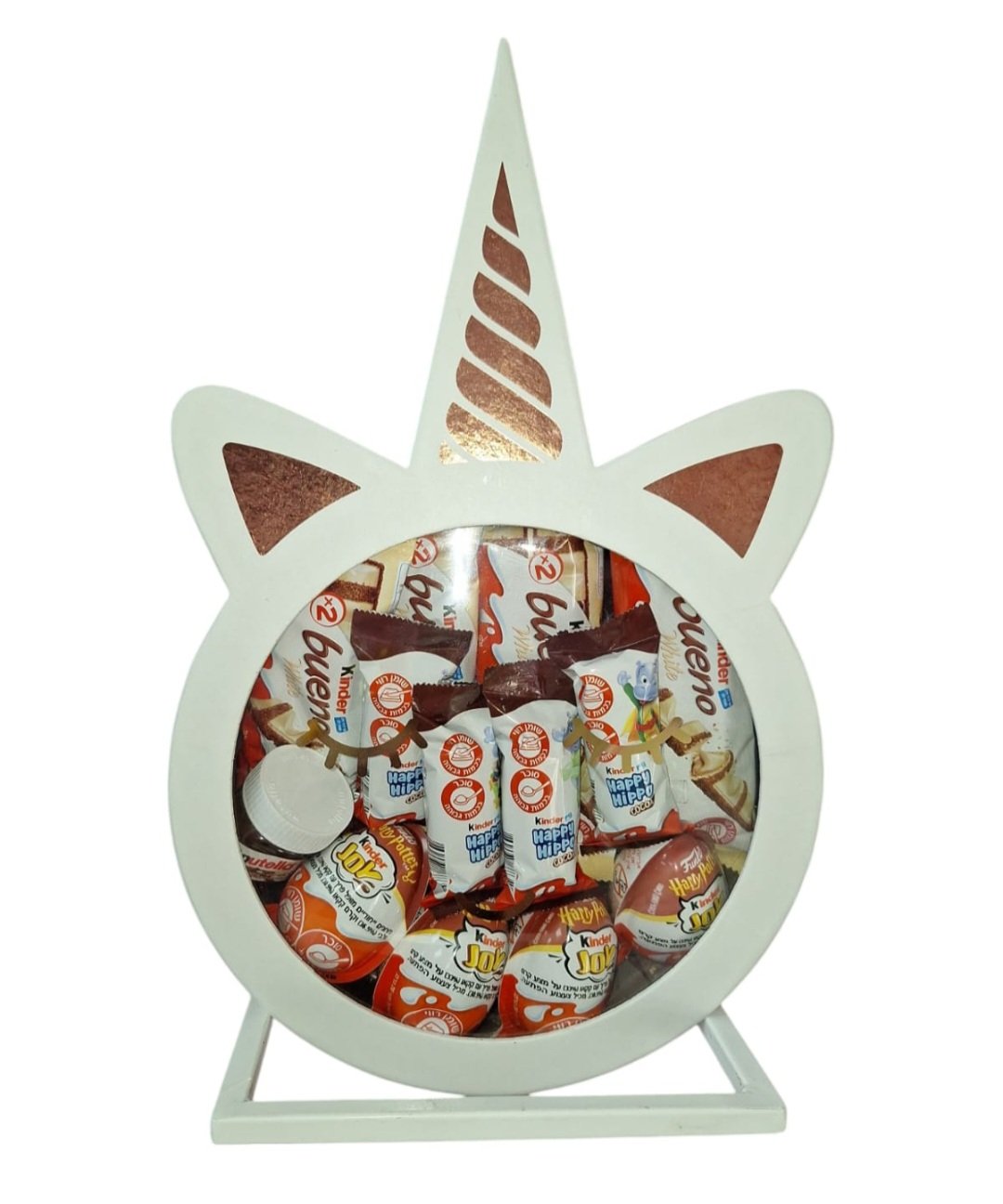 קופסת מתנה בצורת חד קרן לבנה, מלאה בחטיפי שוקולד קינדר.