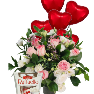 זר פרחים ורדים לבנים וורודים, עם בלוני לב אדומים מעל, וקופסת שוקולד רפאלו בצד.