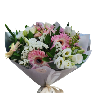 זֵר פרחים עטוף בנייר אפור, עם גרברות ורודות ופרחים לבנים, קשור בסרט שמנת.