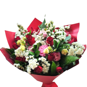 זֵר פרחים גדול ועשיר בצבעים אדום, ורוד ולבן, עטוף בנייר אדום.