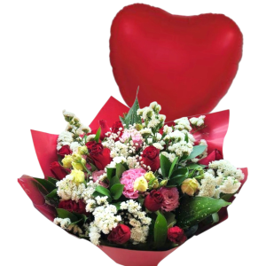 זר פרחים צבעוניים, בלון אדום בצורת לב וקופסת שוקולד פררו רושה.