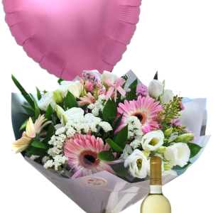 בתמונה זר פרחים צבעוני, בלון בצורת לב ורוד ובקבוק יין לבן.