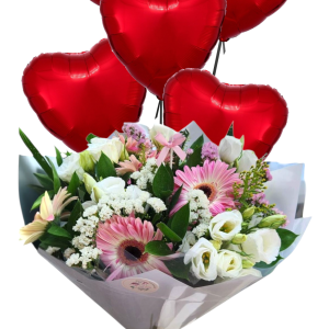 זר פרחים צבעוניים עטוף בנייר אפור, מעליו מרחפים חמישה בלונים אדומים בצורת לב.