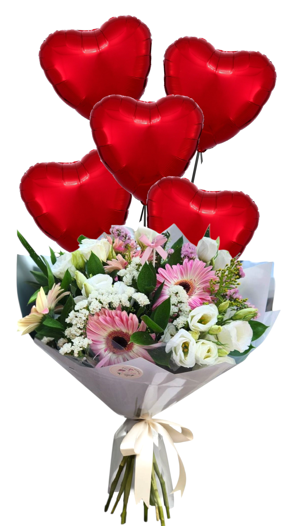 זר פרחים צבעוניים עטוף בנייר אפור, מעליו מרחפים חמישה בלונים אדומים בצורת לב.