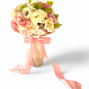 זר המשלב סידור פרחים בספוג על ראש בקבוק יין לבן- זר שיכרון חושים